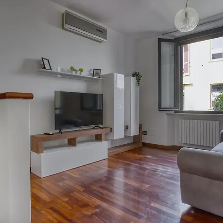 Daire Joivy Tasteful Flat With Balcony *